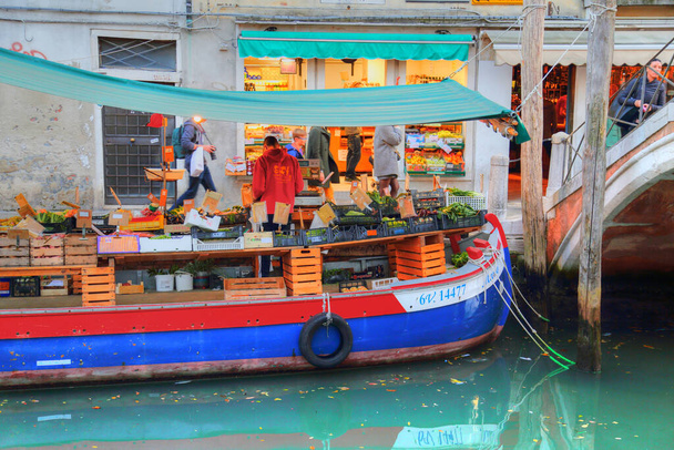 VENICE, ITALY 12 OCTOBER, 2017: Floating food market on Venice streets - Φωτογραφία, εικόνα