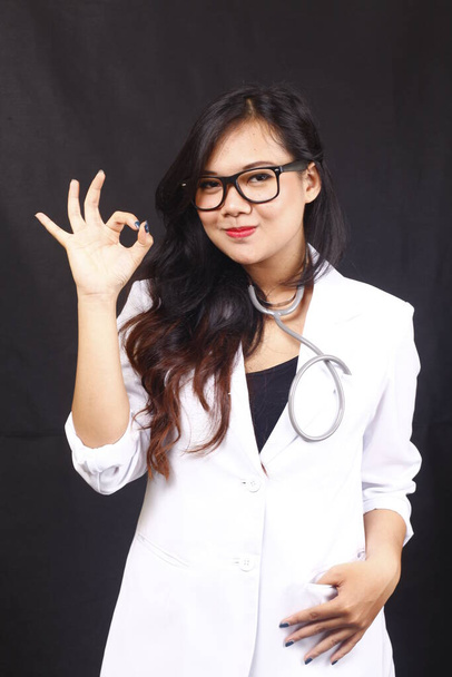 Indonesien Ärztin mit Stethoskop, Bericht auf weißem Hintergrund - Foto, Bild