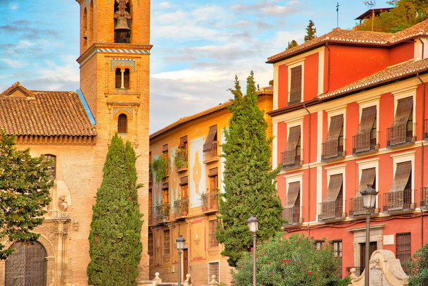 グラナダの通りと風光明媚な歴史的な街の中心部にあるスペインの建築 - 写真・画像