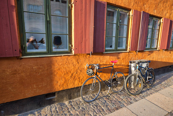 Kopenhaga, Dania-3 sierpnia 2018: Malownicze zabytkowe ulice starego miasta - Zdjęcie, obraz