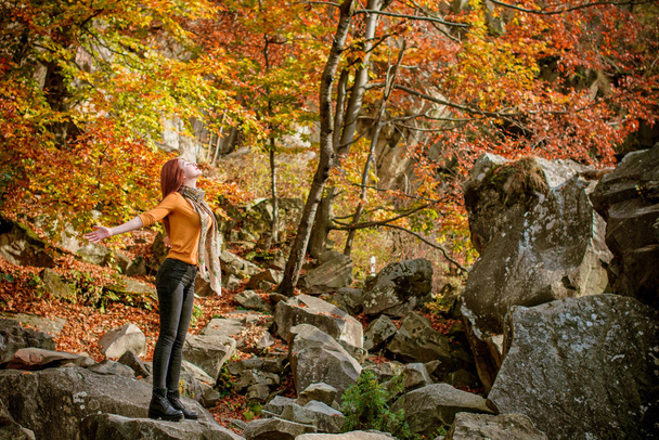 Fall, nature and people concept - Young beautiful woman with red hair have a rest in autumn time. Pretty nice woman traveler is relax. Enjoying mountains, concept adventure active vacations outdoor - Φωτογραφία, εικόνα