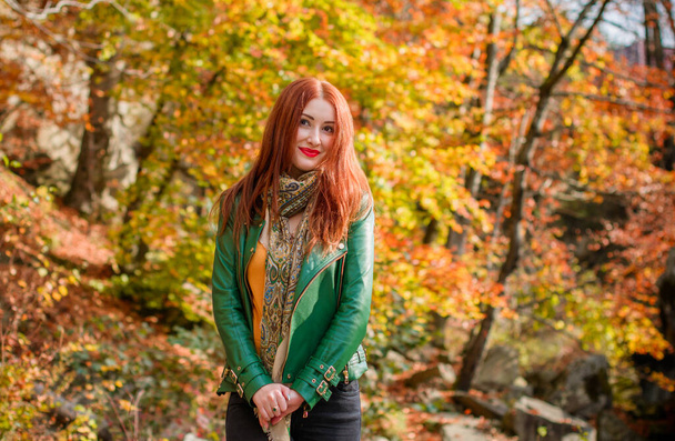 Autunno, natura e concetto della gente - La bella donna giovane con capelli rossi ha un riposo in tempo di autunno. Bella viaggiatrice donna è rilassarsi. Godersi le montagne, concetto avventura vacanze attive all'aperto - Foto, immagini