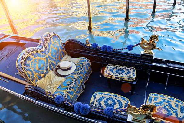 Luxury Gondola odottaa turisteja lähellä Rialton siltaa Venetsiassa - Valokuva, kuva