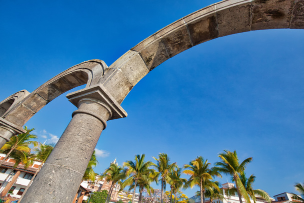 Berühmte Puerto Vallarta Arches (Los arcos) an der städtischen Seepromenade - Foto, Bild