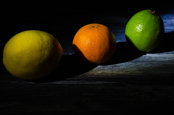 Csendélet citrommal és citrommal a fa háttéren - Fotó, kép