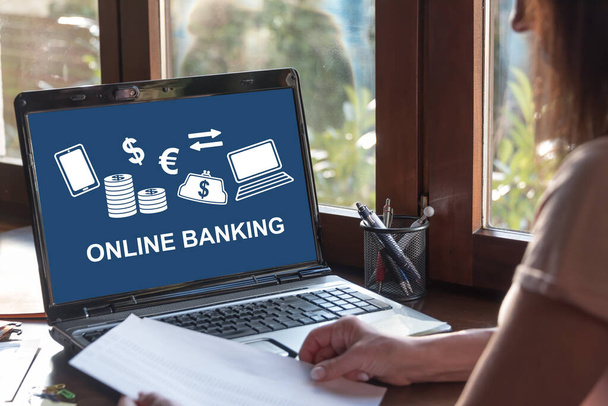 Ekran laptopa wyświetlający koncepcję bankowości internetowej - Zdjęcie, obraz