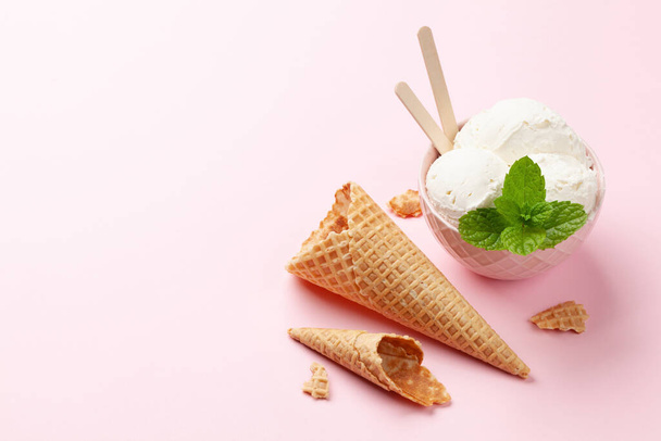 Helado casero de vainilla con helado y conos de gofre. Vista superior plano con espacio de copia - Foto, Imagen