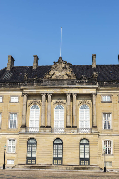 Fasáda paláce Christian VIII (Levetzau Palace) v Amalienborgu, Kodaň, Dánsko - Fotografie, Obrázek