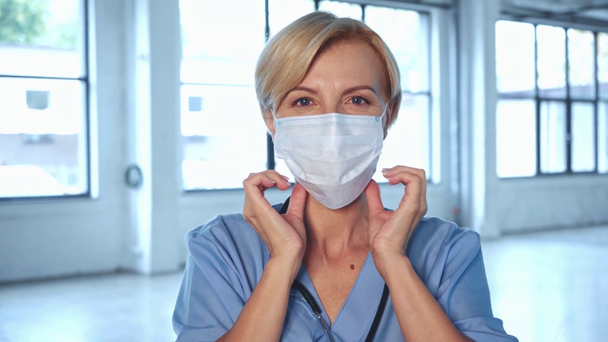 loira e maduro médico vestindo máscara médica  - Filmagem, Vídeo