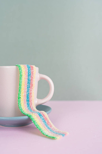 A vertical shot of a colored marmalade strip on the cup - Foto, imagen