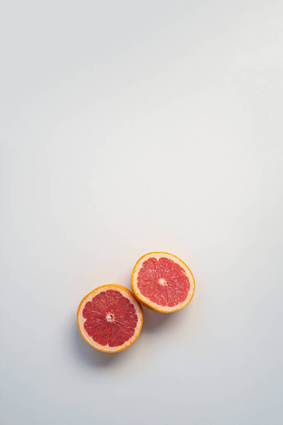 A vertical closeup shot of grapefruit slices - Foto, imagen