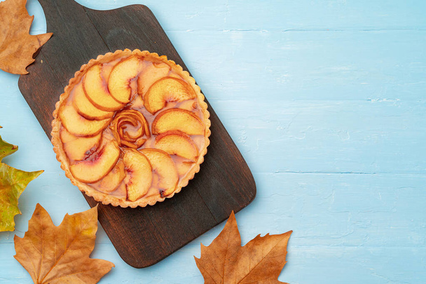 Homemade traditional sweet autumn tart pie on wooden table - Фото, зображення