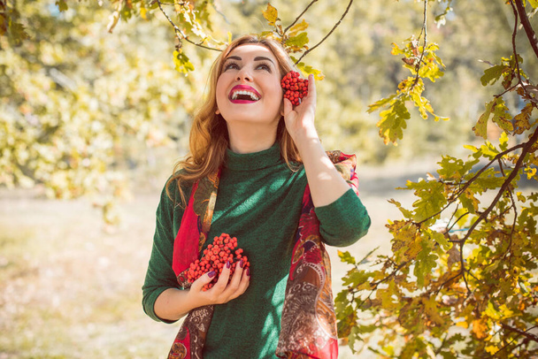 Podzimní zlatý čas, portrét módní ženy v teplém oblečení, scéna v parku venku - Fotografie, Obrázek