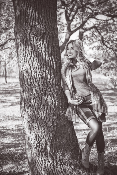 Осень золотое время, портрет модной женщины носить теплую одежду, сцена в парке на открытом воздухе - Фото, изображение