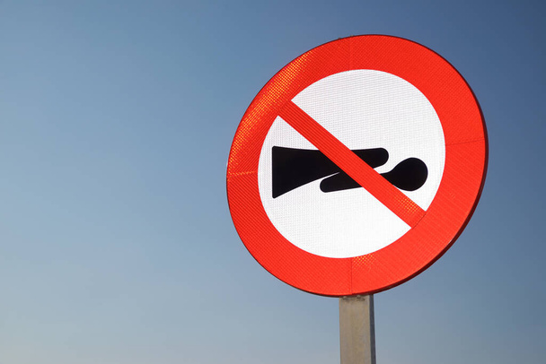 Panneau de signalisation qui interdit de klaxonner pour éviter de déranger la faune sauvage, Province de Saragosse en Espagne. - Photo, image
