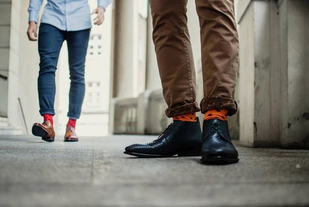 Erkeklerin renkli çoraplı, lüks ayakkabılar giydiği yakın plan bir fotoğraf. - Fotoğraf, Görsel