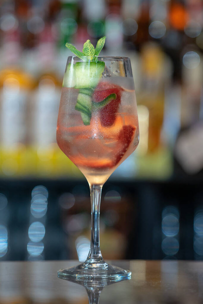 A closeup of a cocktail aperol spritz - Foto, afbeelding