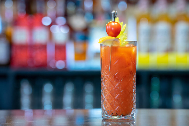 крупним планом оригінальні алкогольні коктейлі з лимоном і вишнею як гарнір у барному столі
 - Фото, зображення