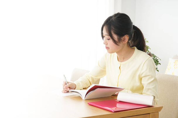 Mujer joven estudiando en casa - Foto, Imagen