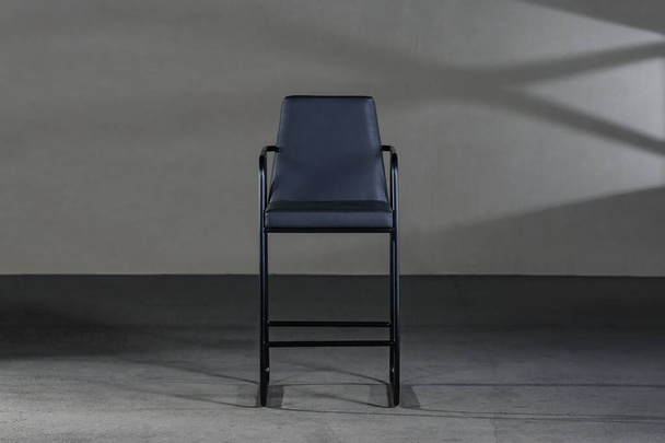 Eine Nahaufnahme eines blauen Stuhls im minimalistischen Stil mit Lederbezug - Foto, Bild