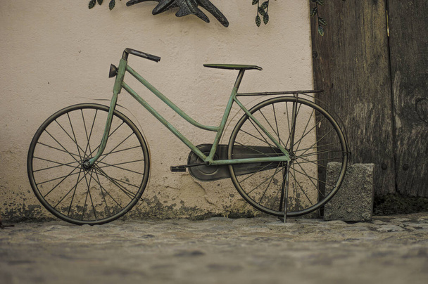 A bike parked against a wall - Фото, зображення