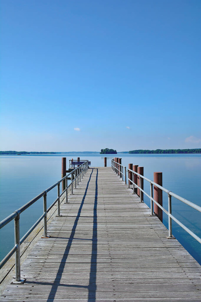 Jetée au lac Grosser Ploener See à Ploen, Holstein Suisse, Schleswig Holstein, Allemagne - Photo, image