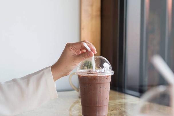 Boisson glacée au cacao dans un café sur un bureau en bois, boisson préférée de Sumer. - Photo, image