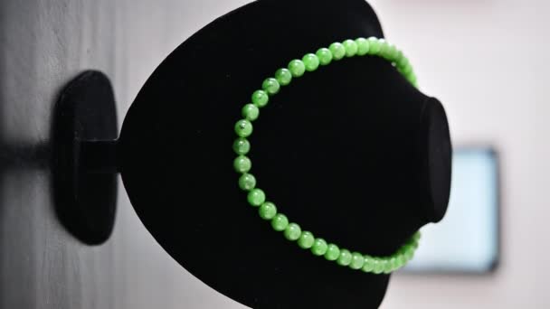 κατακόρυφα πράσινα νεφρίτης προϊόντα κοσμήματα - Πλάνα, βίντεο