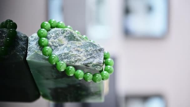 dikey yeşil taş nephrite ürün mücevherleri - Video, Çekim