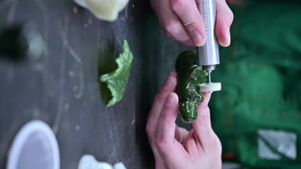 függőleges üvegkő ékszerkészítés - Felvétel, videó