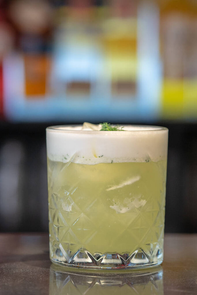 A closeup of a cocktail gimlet - Foto, afbeelding