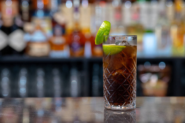 A closeup of a  cocktail cuba libre - 写真・画像