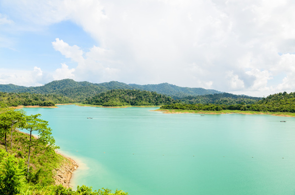 Punto escénico del lago verde en la presa Ratchaprapha
 - Foto, imagen