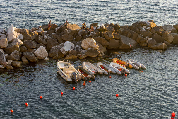 Riomaggiore, Cinque Terre, Olaszország - 26 június 2018: Hajók és jachtok az óceánon naplementekor, Olasz Riviéra Riomaggiore, Cinque Terre, Olaszország - Fotó, kép