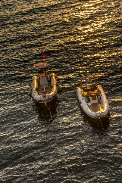 Riomaggiore, Cinque Terre, Ιταλία - 26 Ιουνίου 2018: Σκάφη και γιοτ στον ωκεανό κατά τη διάρκεια του ηλιοβασιλέματος, Ιταλική Ριβιέρα του Riomaggiore, Cinque Terre, Ιταλία - Φωτογραφία, εικόνα