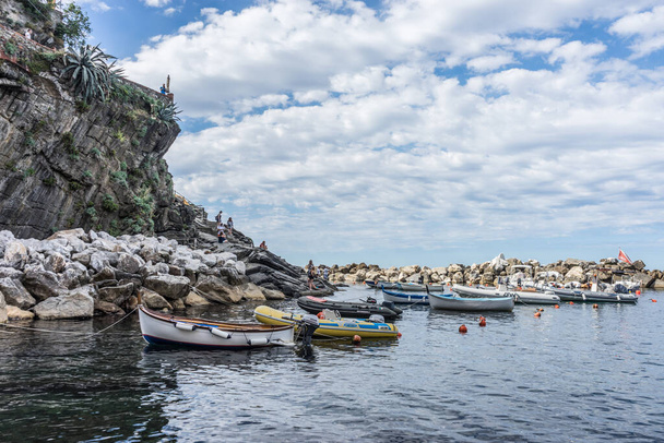 Riomaggiore, Cinque Terre, Włochy - 26 czerwca 2018: Łodzie ustawione na brzegu Riomaggiore, Cinque Terre, Włochy - Zdjęcie, obraz