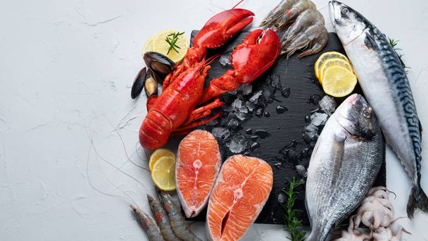 Σύνθεση φρέσκου ωμού ψαριού και θαλασσινών. Υγιεινή και ισορροπημένη διατροφή ή μαγειρική έννοια. Πάνω όψη, αντιγραφή χώρου - Φωτογραφία, εικόνα