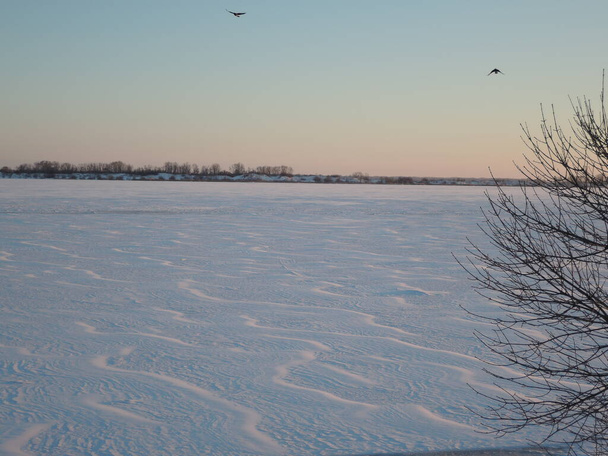 Napnyugtakor szél által létrehozott hófelület. - Fotó, kép