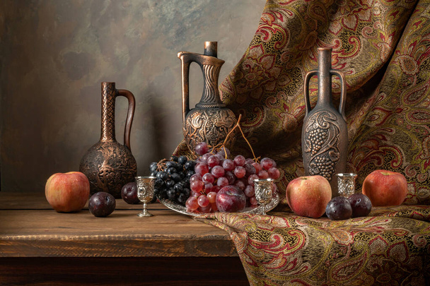 Bodegón con uvas, ciruelas y manzanas - Foto, imagen