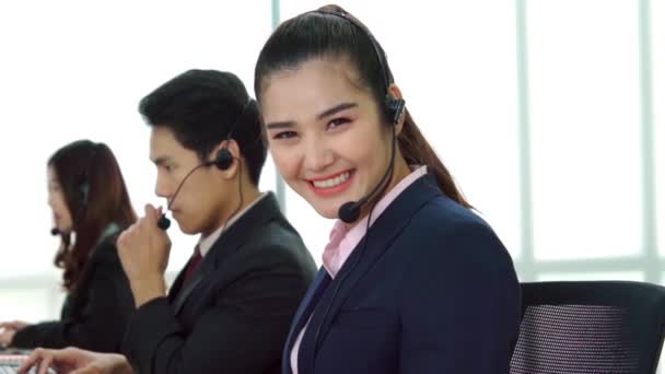 Uomini d'affari che indossano cuffie che lavorano in ufficio - Filmati, video