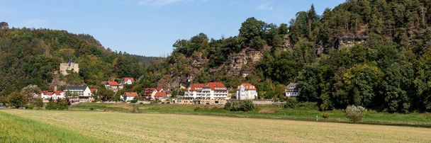 Panoraamanäkymät Elbe joen puolille Elbe Sandstone vuorilla, keinona Rathen. Saksilainen Sveitsi. Saksa - Valokuva, kuva
