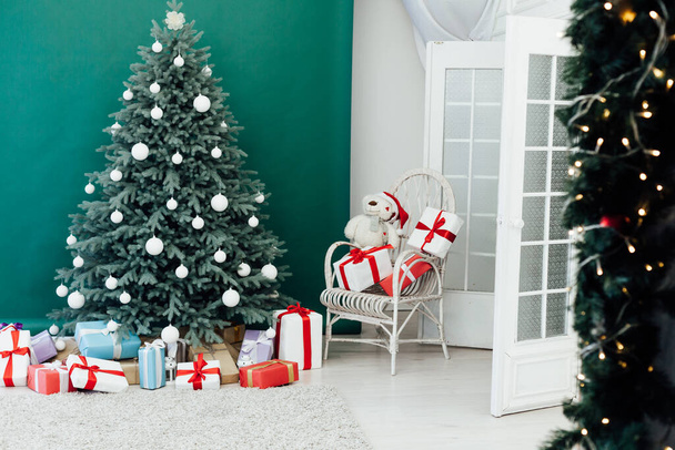 Noel ağacı süslemesi. Yeşil odanın içi. Noel kartpostallı hediyelerle dolu. - Fotoğraf, Görsel