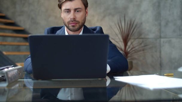Hombre de negocios enfocado trabajando en la computadora portátil en la oficina. Top manager leyendo texto. - Foto, Imagen