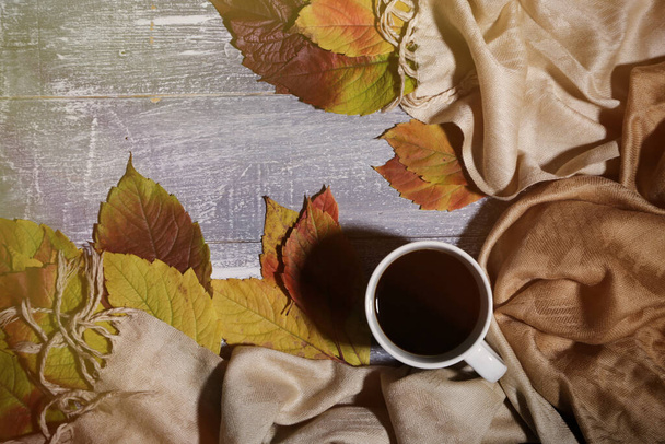 Kaffeebecher und gemütlicher Pullover, das Konzept des Herbstwochenendes, Draufsicht - Foto, Bild