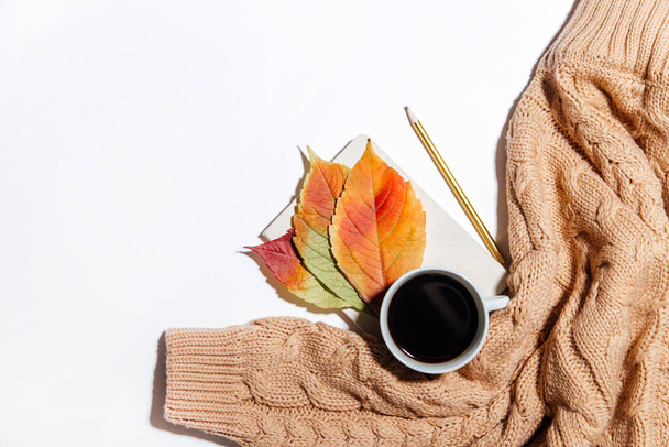 Кружка кофе и уютный свитер, концепция осенних выходных, вид сверху - Фото, изображение