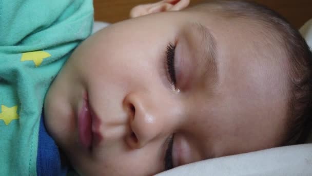 Schattige baby slapen, close up  - Video