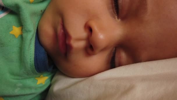 Schattige baby slapen, close up  - Video