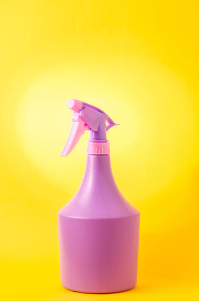 bottle with spray on yellow grey background/purple spray bottle isolated on yellow background - Фото, изображение