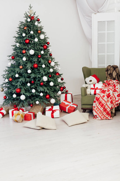 Christmas tree with gifts decor interior of the white room new year - Foto, immagini