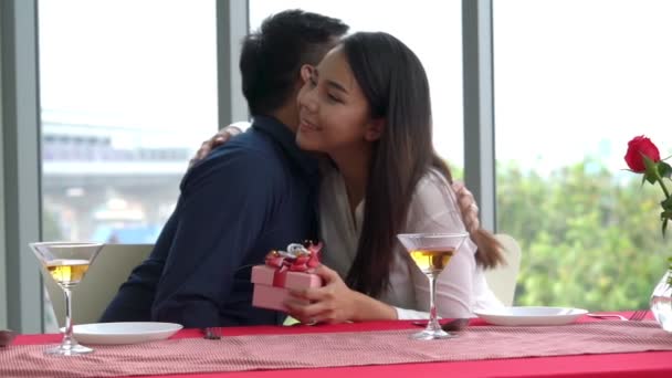 Романтична пара дарує подарунок коханцеві в ресторані
 - Кадри, відео